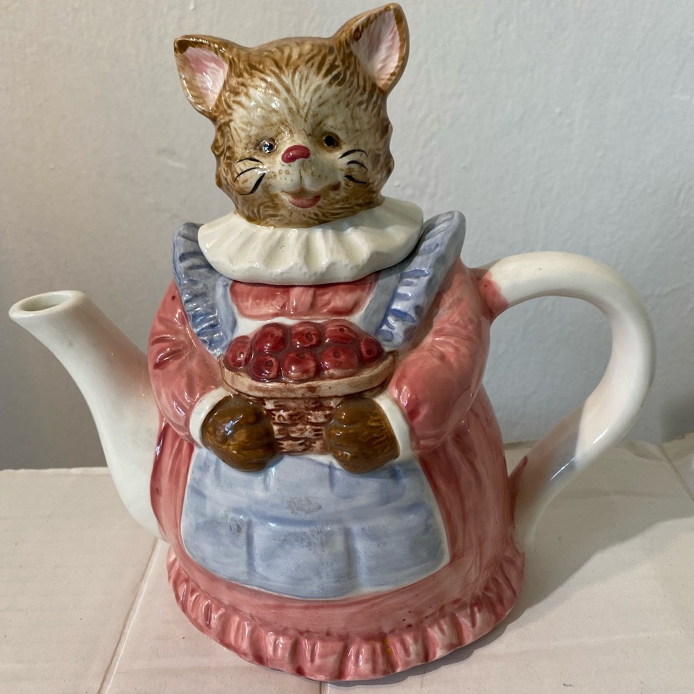 Vintage Charming pink and blue cat teapot.No chips.In great condition.